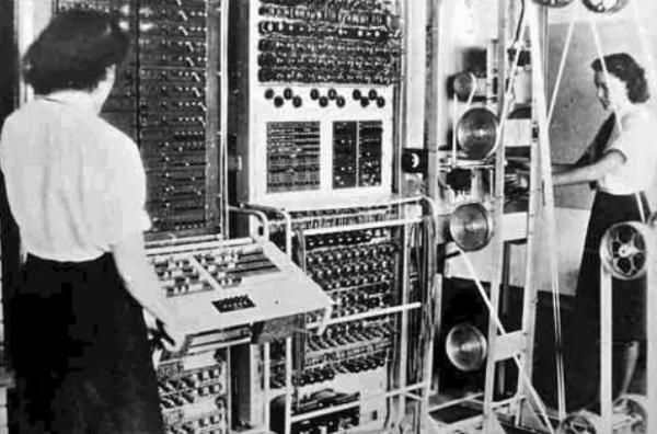 Colossus Criada em 1944. Nova máquina criada para o mesmo propósito de decifração. Uso de válvulas eletrônicas. Uma máquina robusta que ocupava uma sala inteira.