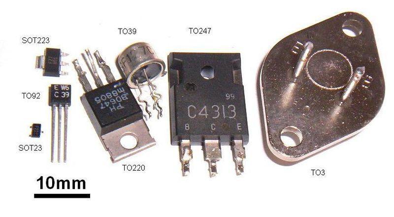 O Transistor Na década de 60 começaram a se popularizar. Substituíram as válvulas nos computadores. Menores.
