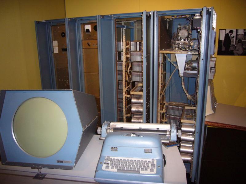 O PDP-1 Programmed Data Processor-1. Desenvolvido pela DEC (Digital Equipment Corporation). Construído em 1959.