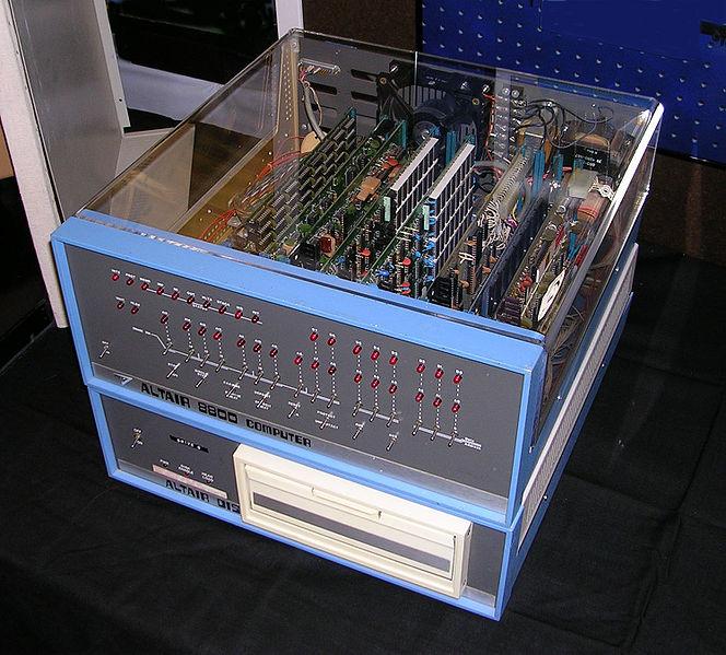 O Microcomputador Computadores como o IBM /360 eram mainframes. Grandes computadores de alta capacidade. Geralmente, compartilhados por vários usuários. Em 1975, a MITS lança o Altair 8080.