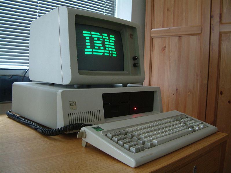 O PC Os microcomputadores se popularizaram. Pequenos e baratos. Adequados para casas e pequenos escritórios. Em 1981, a IBM lança o IBM PC. Baseado na arquitetura 8086.