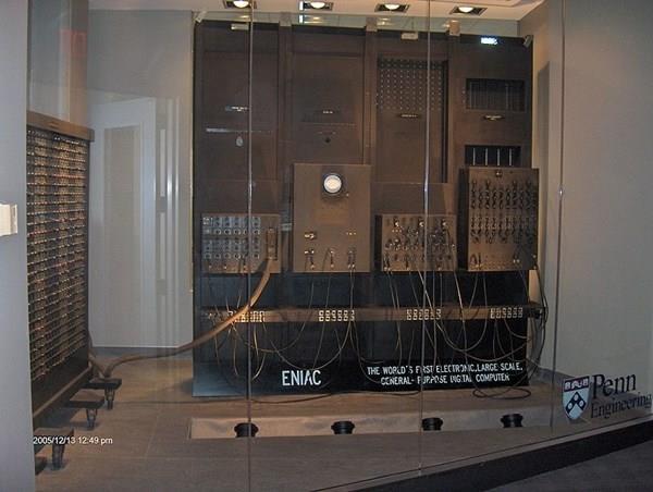 ENIAC (Electrical Numerical Integrator and Calculator): Precursor da CPU moderna ( antes de 1946) Não tinha