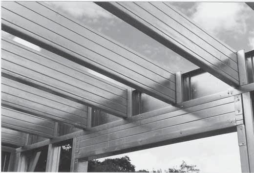 27 Fotografia 5 Vigas de piso Fonte: anual Steel Framing: Arquitetura (2012, p. 52). De acordo com a natureza do contrapiso, Santiago, Freitas e Castro (2012, p.