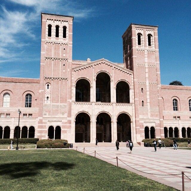 1. Campus Royce Hall O Campus é magnífico. Comparado com a maioria dos campus das melhores universidades do mundo, a UCLA tá sem dúvida no top 20/10.