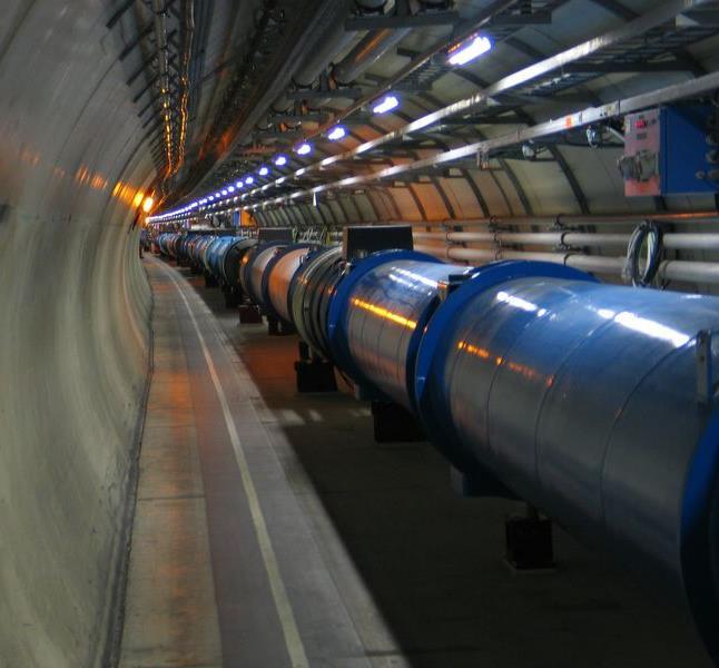 LHC, próximo a Genebra, na fronteira Suíça - França.