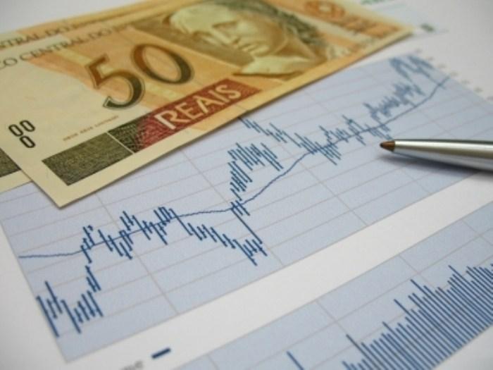 ECONOMIA: REFLEXOS IMPREVISÍVEIS Inflação oficial de 7% e PIB inferior a 0% Brasil tem a 7ª economia do mundo: 29º