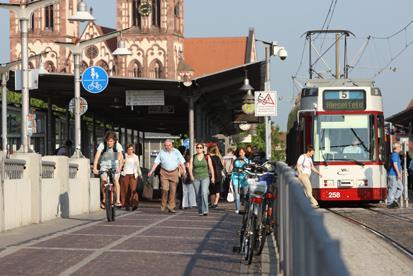 Definição Um Plano de Mobilidade Urbana Sustentável (1) (SUMP - Sustainable Urban Mobility Plan; PMT - Plano de Mobilidade e de Transportes) É um plano estratégico para satisfazer as necessidades de