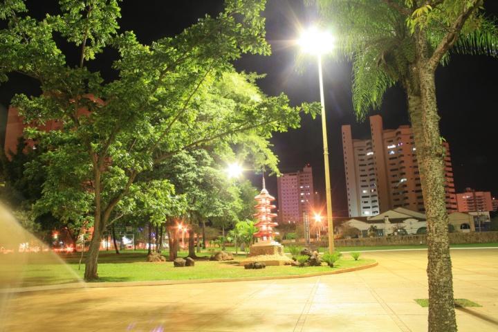 Praça da República ( Praça do Rádio Clube ) (à esquerda) e Praça Ary Coelho (à direita).