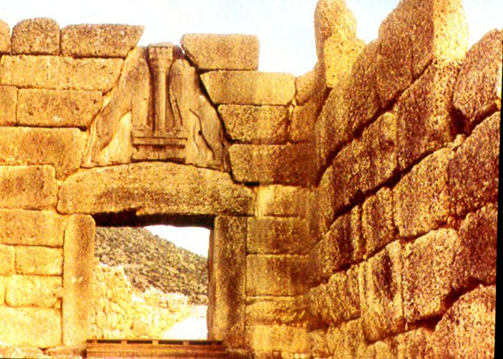 Porta das Leoas Apertada entre a muralha (à esquerda) e o esporão fortificado da poterna fortificada (à direita), a porta sobrepujada por duas leoas, frente a frente, está dotada de um lintel de 20