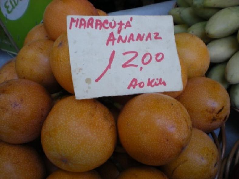 Pode ser consumido ao natural ou em sumos, cocktails e doces. Maracujá-ananás Fruta aromática e doce.
