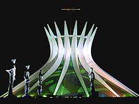 Brasília, capital do Brasil, tambem é uma estrutura hiperbolóide. Figura 12:Catedral Metropolitana de Brasília.