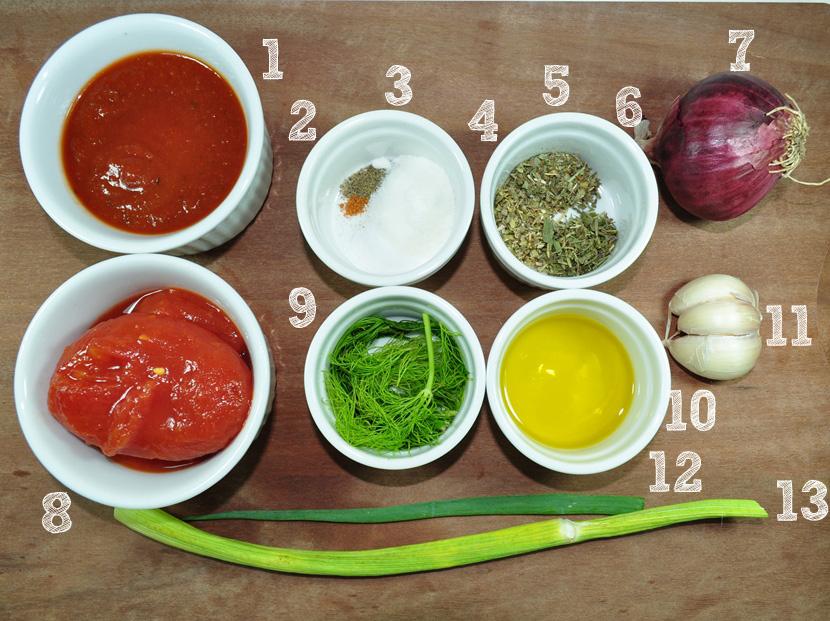 1-340g ou 1 embalagem de molho de tomate pronto (sempre usamos o Pomarola com manjericão, o de sachê, mas use o que preferir); 2- Sal e pimenta do reino a gosto 3-1 colher de chá de açúcar; 4- ½