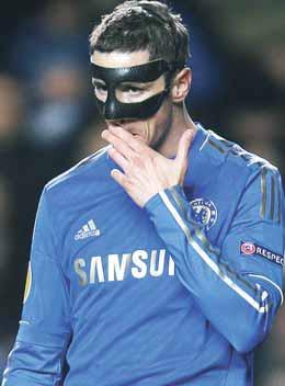 FOTO SITA/AP Španiel Fernando Torres od konca marca nastupuje s ochrannou maskou, napriek tomu dosiahol v zápasoch Európskej ligy päť gólov.