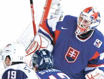 Americkí hokejisti sa mohli vo včerajšom zápase aj rozkrájať, Rastislav Staňa v bránke Slovenska sa totiž zobudil do skvelého rána.