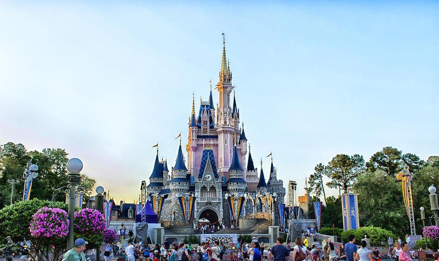 PARQUES E ATRAÇÕES MAGIC KINGDOM O Magic Kingdom é o coração, se assim podemos dizer, de Walt Disney World, razão pela qual algumas pessoas até chegam a confundir o parque com o próprio Walt Disney