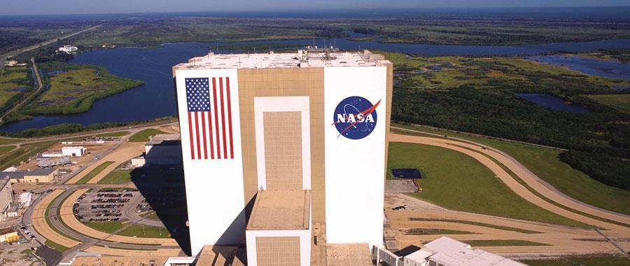 NASA Kennedy Space Center O Kennedy Space Center está localizado no Cabo Canaveral, litoral da Flórida, a cerca de uma hora da cidade de Orlando.