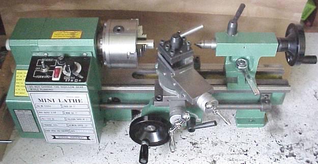 2.3 O torno mecânico A máquina ferramenta utilizada para execução de torneamento é o torno.