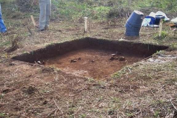 O sítio Posto Fiscal é composto por um aterro anelar de 30 m de diâmetro ao qual se une um aterro quadrangular com também 30 m de comprimento.