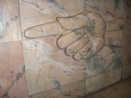 Figura 2-Detalhe de escultura de mármore em estação de metrô em Lisboa-Portugal Entretanto, para FRASCÁ (2007), comercialmente confunde-se esta separação, sendo a denominação Rochas Ornamentais termo