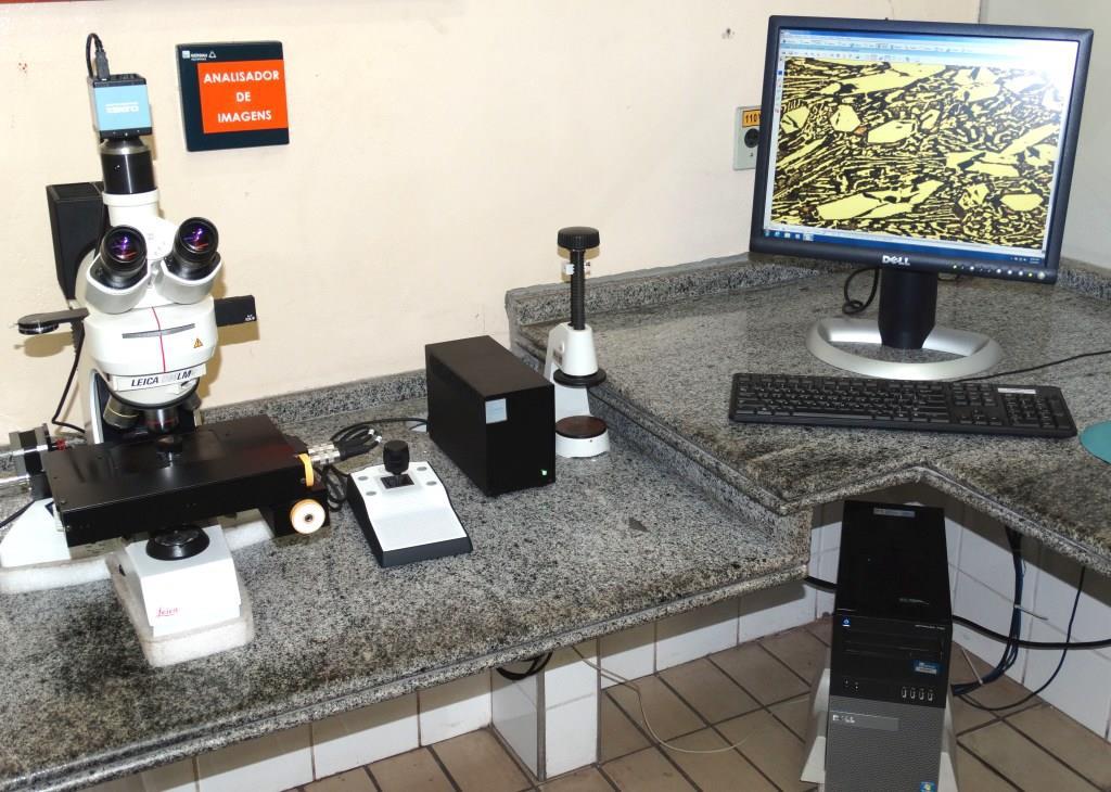 Figura 4.7 - Microscópio óptico LEICA DM LM com software analisador de imagens utilizado na caracterização microestrutural das amostras como laminadas.