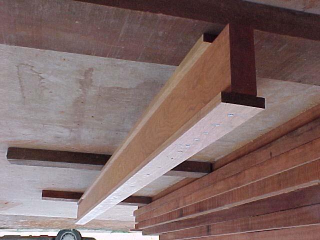 1. Introdução O emprego de peças compostas de madera, formadas pela unão de peças de dmensões comercas, vem alcançando mportânca no setor de estruturas de madera do Brasl, prncpalmente em vrtude da