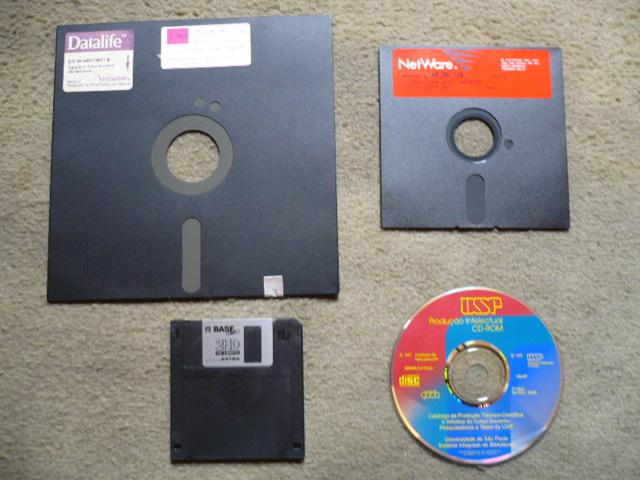 Meios de armazenamento Diskette flexível de 8 (175K) e diskette de 5 1