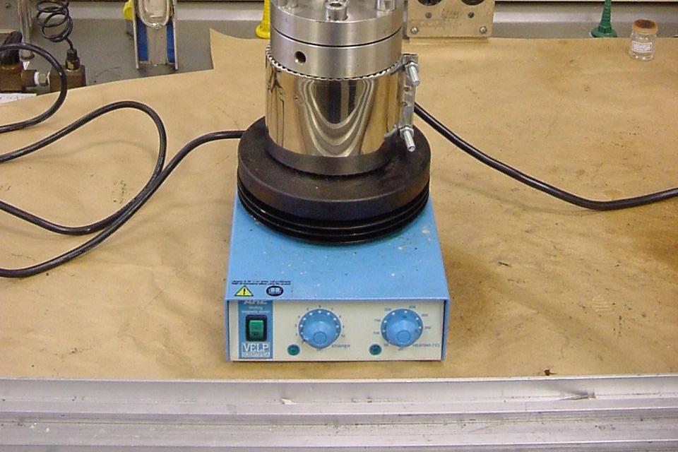 Em seguida, adicionou-se 0,243g do catalisador 2-etilhexanoato de Sn (II), e após gás CO 2 suficiente para atingir uma pressão de 80 atm na temperatura de 90ºC, por 4 horas.