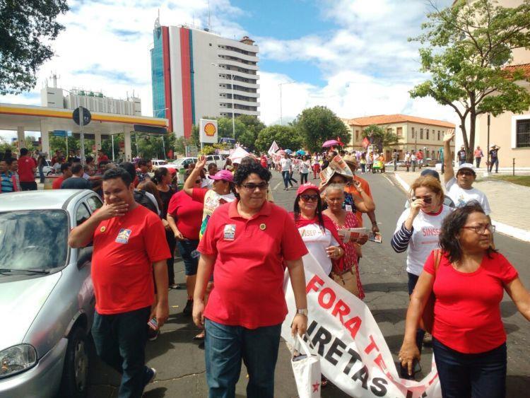 Manifestantes querem prisão do prefeito Firmino Filho (Foto: Édrian Santos/ OitoMeia) Em maio deste ano, o Ministério Público do Piauí acusou o secretário de Educação de improbidade administrativa.