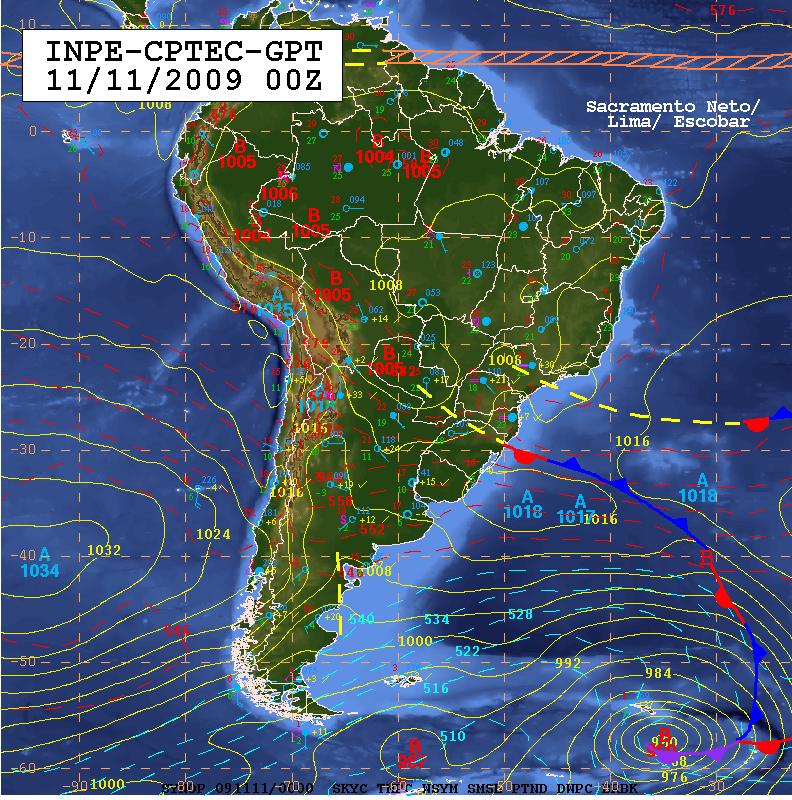 A carta sinótica também identifica uma frente fria sobre o oceano, na altura do litoral sul do estado de Santa Catarina.