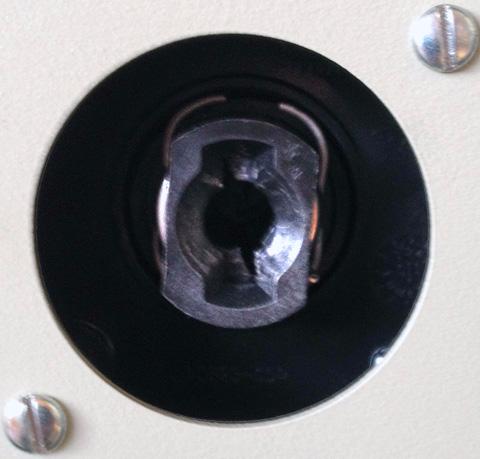 c. Feche a porta lentamente, confirmando que o eixo dobrável do disjuntor esteja entrando no slot traseiro da manopla do disjuntor.