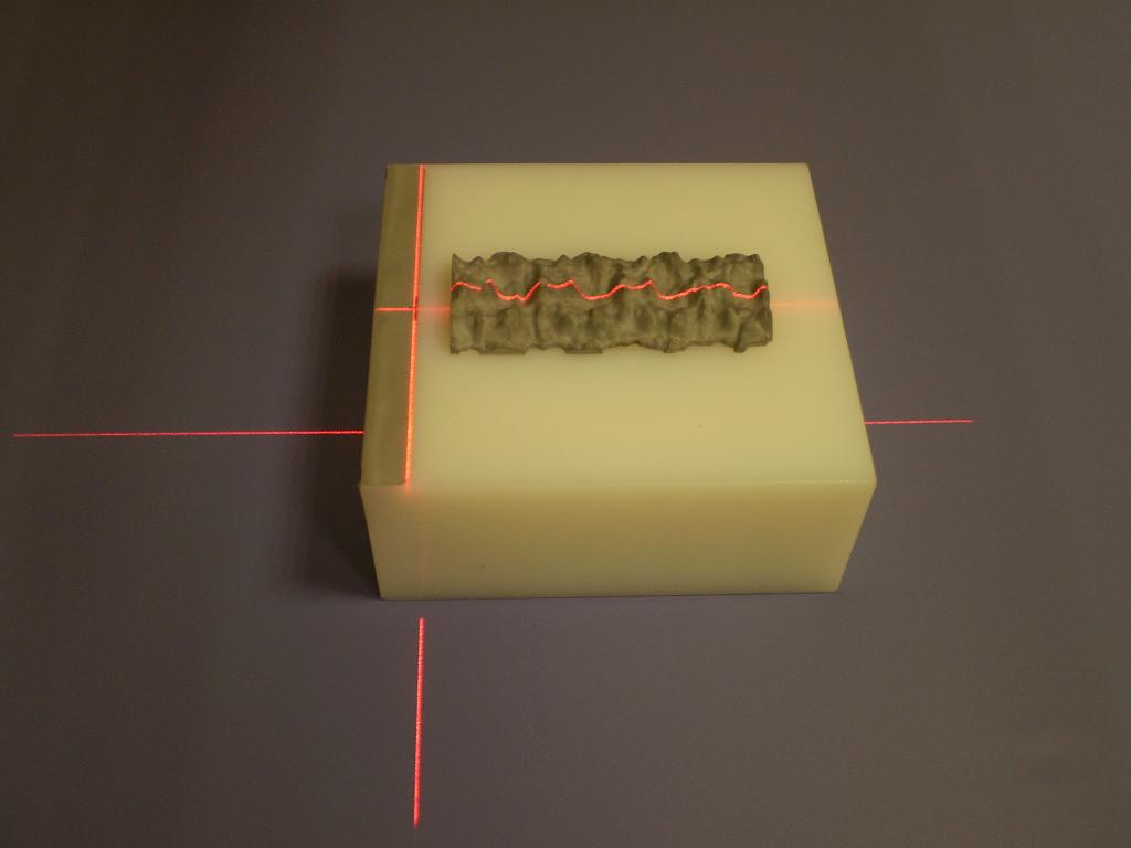 Figura 11: Objeto simulador para Controle de Qualidade de um equipamento Hologic. Esses objetos simuladores são posicionados no equipamento e uma varredura é efetuada (Figura 11).