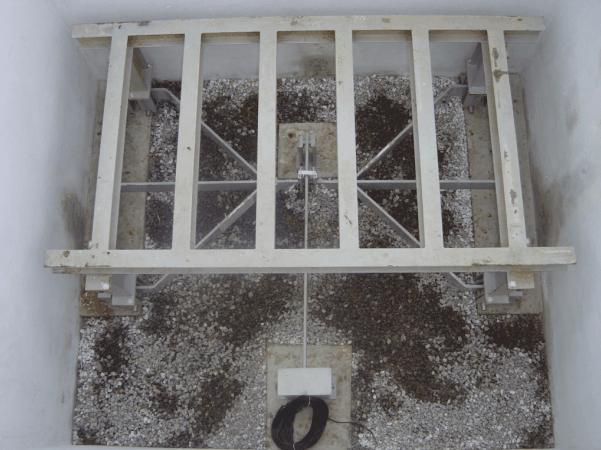 alavancas metálicas de redução de massa, apoiadas em cinco suportes, colocados sobre as sapatas de concreto.