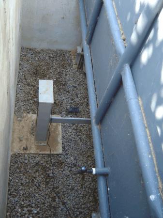 276 Construção e Calibração... água dentro do sistema, através de uma torneira que foi instalada na parte inferior da lateral do lisímetro (Figura 6). Figura 6.