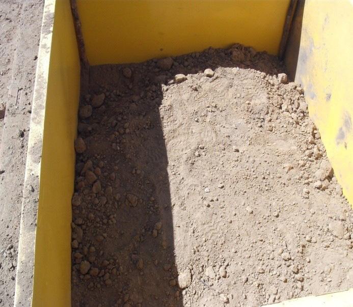 Esse procedimento foi similar para todos os lisímetros. É importante salientar que tal procedimento foi realizado com o solo seco, evitando-se a compactação.