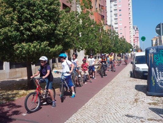 Bike to School Day Esta iniciativa realiza-se em diversas cidades do mundo, incentivando os alunos a deslocarem-se de bicicleta para a escola.