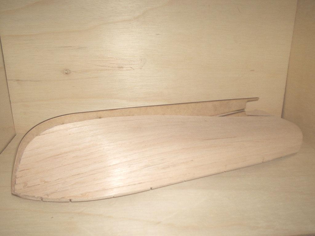 madeira formando perfeitamente a curva limite, onde o casco se une a kilha.