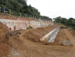 g) Cortina de concreto atirantada h) Tela metálica fixada por chumbadores e recoberta por concreto projetado Conhecido como solo grampeado, consiste no reforço do maciço pela introdução de