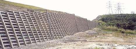 c) Muro de arrimo celular de peças pré-moldadas de concreto (crib-wall) d) Muro de arrimo de gabiões Formado por redes de aço