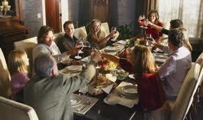 É possível ver a cena de um jantar em família onde tudo parece estar no lugar a casa, a