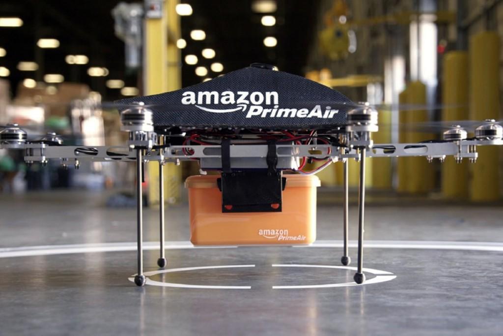 Drone Amazon para fazer entregas A Amazon, uma das primeiras empresas a visionar um futuro próspero dos drones no segmento comercial, desenhou um conceito novo, revolucionário em torno destas