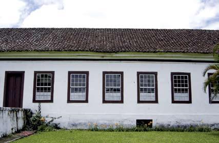 O que fica no eixo longitudinal da casa dá passagem para outros quartos; para a capela e para uma grande sala, transformada em varanda; e o outro,