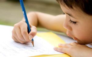 RELAÇÃO DA LINGUAGEM ORAL COM A APREDIZAGEM DA ESCRITA Escrita nível 1: quando a criança elabora a primeira hipótese de escrita, apoiando-se na fala, pois acha que o que