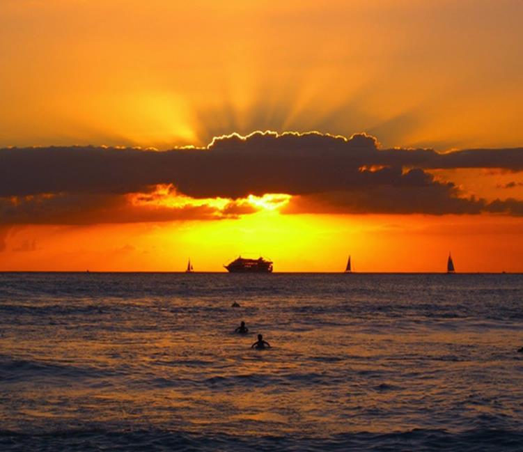 O mar é a minha paixão Ficou gravado no meu coração As gaivotas deram asas à minha vida E o pôr do sol é maravilhoso Quem me dera que fosse assim todos os dias! Tanta cor, tanto vento Que paixão!