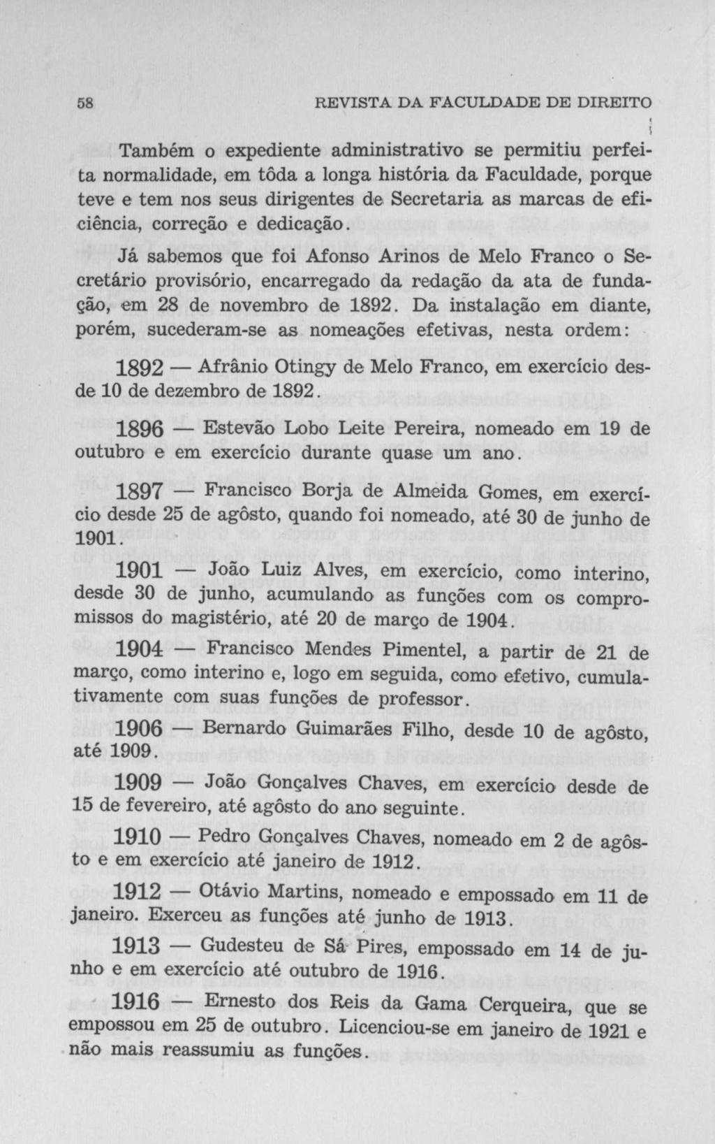 58 REVISTA DA FACULDADE DE DIREITO i Também o expediente administrativo se permitiu perfeita normalidade, em tôda a longa história da Faculdade, porque teve e tem nos seus dirigentes de Secretaria as