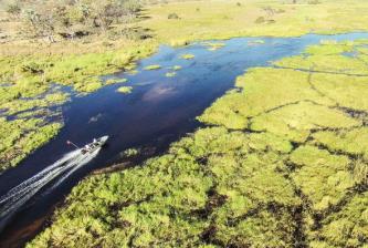 O rio Okavango nasce nas montanhas de Angola e durante o seu percurso percorre o território de Angola, da Namíbia e do Botswana.