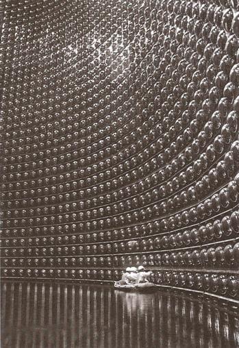 Este detector de neutrinos Super Kamiokande no Japão é utilizado para estudar fótons e neutrinos. Ele contém 50.000 toneladas de água altamente purificada e 13.