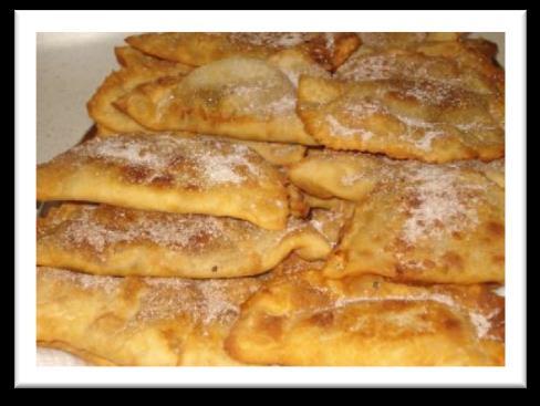 Azevias de batata doce ou Empanadilhas Preparação do recheio: Coza as batatas com a casca; Desfaça-as até ficarem com a consistência de puré. Adicione de seguida as gemas e a amêndoa ralada.