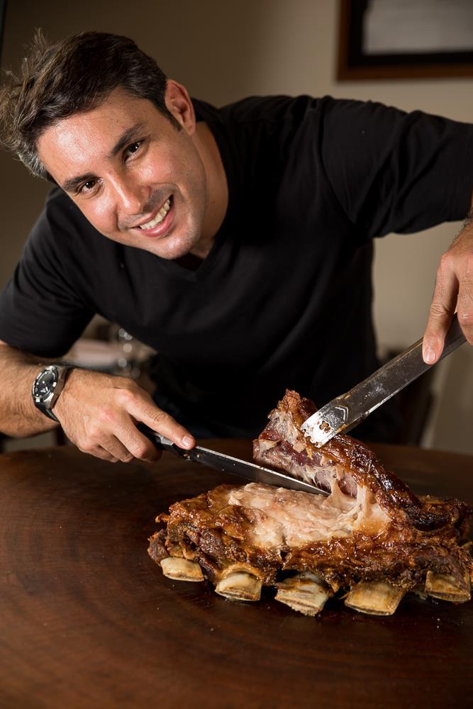 Cesar Vincenzi, sempre foi um apaixonado por carnes e churrasco. Sua veia empreendedora o levou a trabalhar durante anos promovendo festas e eventos.