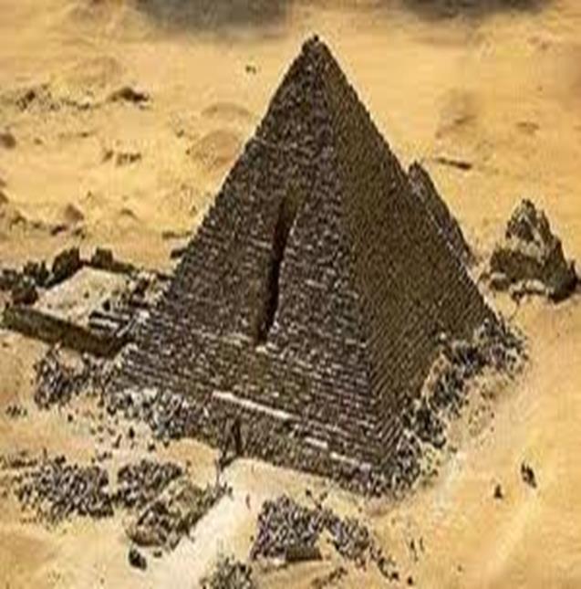 AS PIRÂMIDES DE GIZÉ A matemática foi muito empregada na construção das pirâmides. Conhecedores desta ciência, os arquitetos planejavam as construções de forma a obter o máximo de perfeição possível.