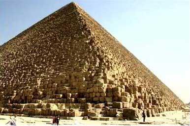 As pirâmides do antigo Egito foram construídas para abrigar as tumbas dos faraós, na crença de que a vida verdadeira começava depois da morte.